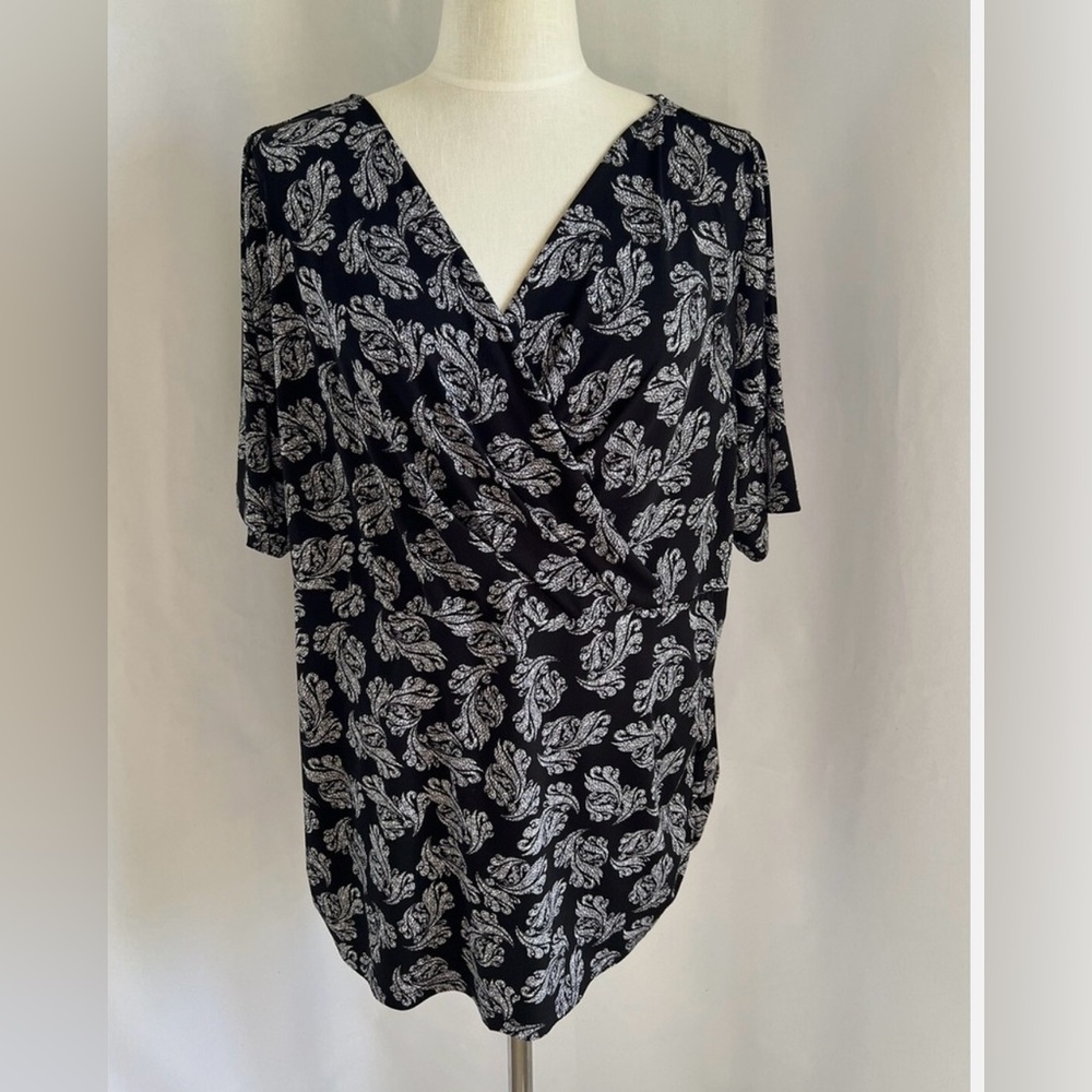NWT Lane Bryant Plus Women’s Black & White SS  Crossover Blouse Size 18 / 20